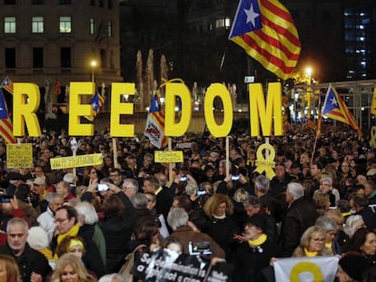 Decenas de personas protestan en la plaza de Catalunya de Barcelona.