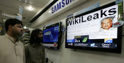 Dos hombres siguen por televisi&oacute;n una informaci&oacute;n sobre el programa nuclear paquistan&iacute; difundida por WikiLeaks