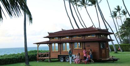 La familia Dabo celebra la construcción de su diminuta casa en Maui, en el programa 'Minicasas en el paraíso'.