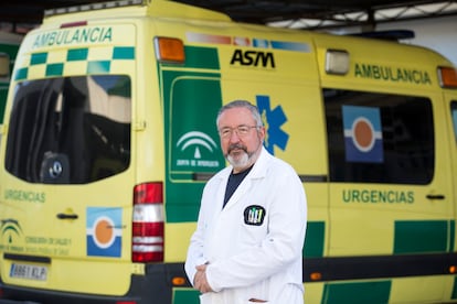 El enfermero Miguel Gallardo en el centro de salud Las Lagunas, en Mijas (Málaga).