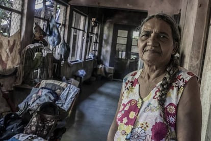 Arriba, Juana Grajeda en la finca donde descansaba Árbenz.