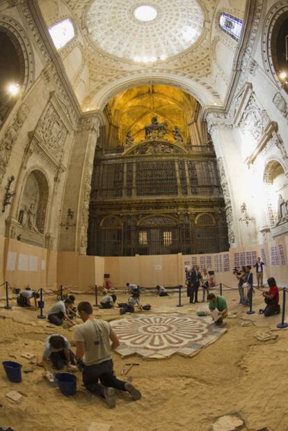 Trabajos en la Capilla Real de la Catedral de Sevilla. Al fondo a la derecha, la solería del siglo XVI.