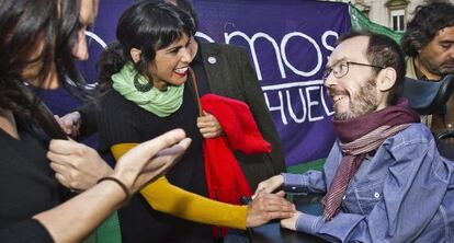 Teresa Rodr&iacute;guez y Pablo Echenique, en un mitin en Huelva.