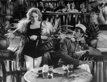 Marlene Dietrich and Gary Cooper in 'Morocco', suggesting the ideal dress code for the Formentor Conversations in Marrakech.