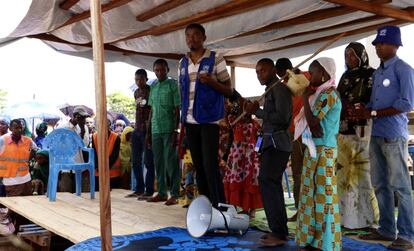 Actuaciones durante la entrega de certificados de nacimiento en el campo de refugiados de Lolo (Camerún).
