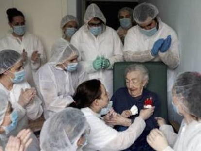 Imagen ganadora del premio Ortega y Gasset a Mejor Fotografía, que muestra a las trabajadoras de la residencia San Carlos de Celanova (Ourense) celebrando el cumpleaños de Elena Pérez, de 98 años, el pasado 8 de mayo.