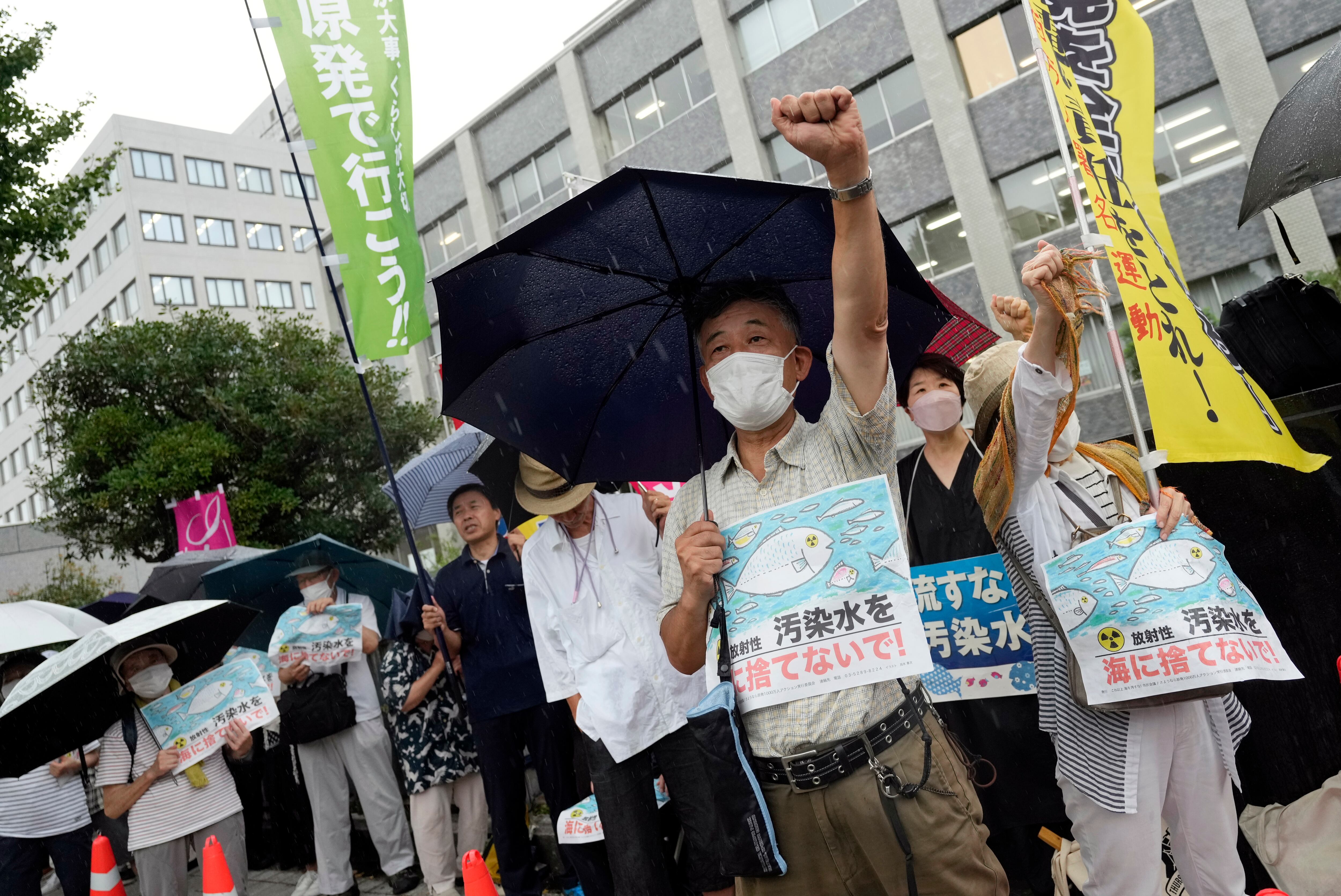 Manifestantes contra el vertido de agua de la central nuclear este martes en Tokio. 