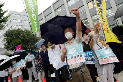 Manifestantes contra el vertido de agua de la central nuclear este martes en Tokio. 
