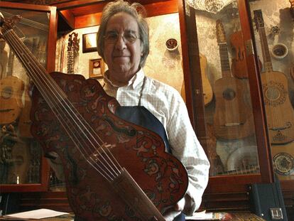 Marcelino López Nieto, con su reproducción de la vihuela de Isabel de Inglaterra.