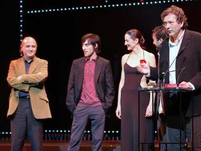 Gerardo Herrero, ante el micrófono, recoge la Biznaga de Oro a la mejor película por Los aires difíciles, acompañado por los actores de la película.