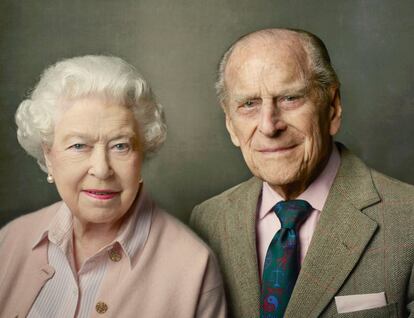 La reina Isabel II de Inglaterra y su marido el duque Felipe de Edimburgo, fotografiados por Annie Leibovitz con motivo del 90º cumpleaños de la reina y el 95 de su consorte.