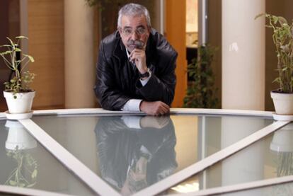 Ángel Pérez posa en el edificio de la calle Mayor en el que trabajan los grupos políticos del Ayuntamiento de Madrid.