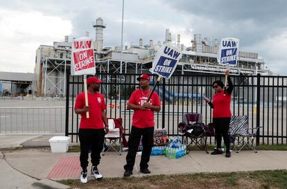 Miembros de United Auto Workers, en huelga, ante la planta de Ford en Wayne (Míchigan, EE UU).