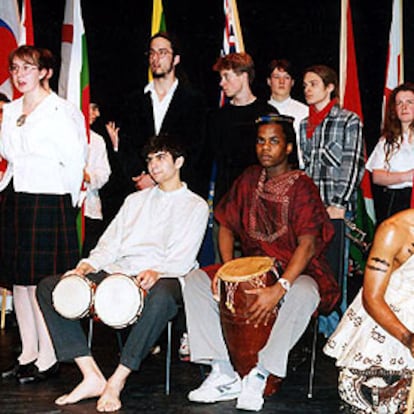 Una imagen de los alumnos de Colegios del Mundo en una representación en el centro de Canadá.