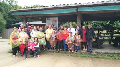 Participantes en una de las actividades intergeneracionales de ocio con abuelos, nietos y formadores de Cruz Roja Española en Lugo.