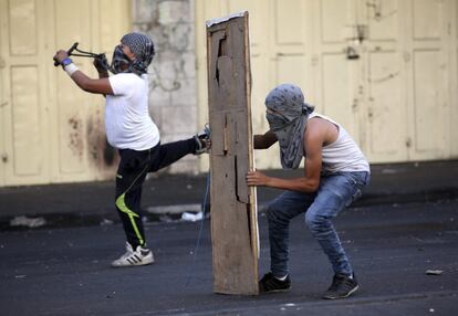 Manifestantes palestinos arrojan piedras contra soldados del ejército israelí durante un enfrentamiento en la ciudad cisjordana de Hebrón (Palestina).