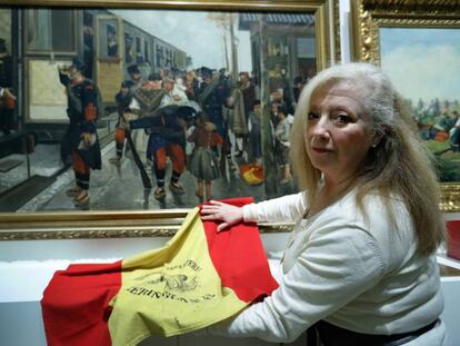 Liliana Rodr&iacute;guez, con la bandera de su abuelo, en el Museo del Ej&eacute;rcito, ante el &oacute;leo &#039;La despedida&#039;, de Jos&eacute; Cusachs.