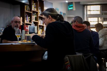 "Nosotros somos un equipo, si hay más, hay más para todos", explica el dueño, al que sus empleados 'regañan' por gastar mucho en el género. En la imagen, la barra del local, que también se aprovecha para servir los menús. 

