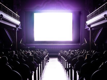 Sala 1 de los Cines Doré, durante el visionado de una película vespertina.