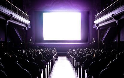 Sala 1 de los Cines Doré, durante el visionado de una película vespertina.