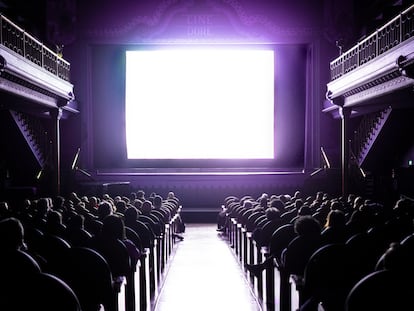 Sala 1 de los Cines Doré, durante el visionado de una película vespertina.