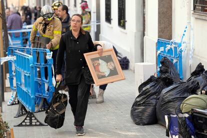 Los Bomberos de la Generalitat han detectado una gran grieta en uno de los edificios adyacentes al que se derrumbó la semana pasada en Badalona (Barcelona). EFE/Alejandro Garcia