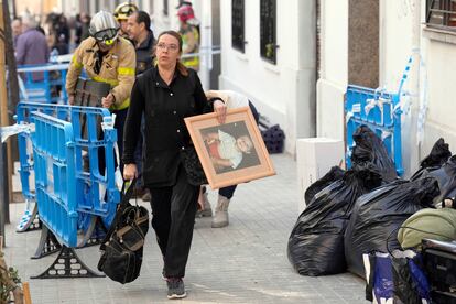 Los Bomberos de la Generalitat han detectado una gran grieta en uno de los edificios adyacentes al que se derrumbó la semana pasada en Badalona (Barcelona). EFE/Alejandro Garcia
