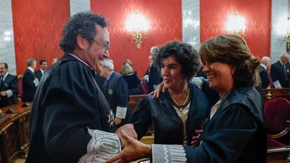 El fiscal general del Estado, Álvaro García Ortiz, con su predecesora, Dolores Delgado, y la teniente fiscal del Supremo, María Ángeles Sánchez Conde, tras su toma de posesión en septiembre de 2022.