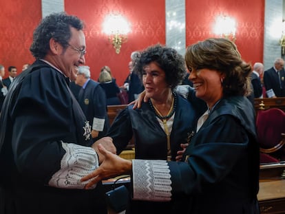 El fiscal general del Estado, Álvaro García Ortiz, saluda a su predecesora en el cargo, Dolores Delgado (a la derecha) tras su toma de posesión del cargo en el Tribunal Supremo en Madrid el 5 de septiembre.