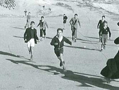 Alumnos del colegio Obispo Perelló de Madrid juegan al fútbol a mediados del siglo XX.