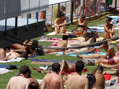 Bañistas en la piscina de la Universidad Complutense el día del bañador optativo.