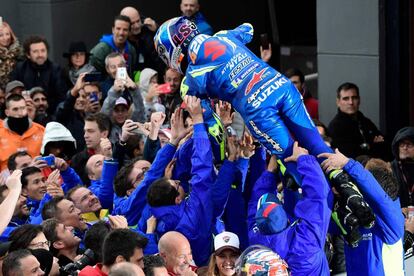 El piloto español de Suzuki, Alex Rins, celebra el segundo puesto en MotoGP con sus compañeros de equipo en el circuito de Cheste (Valencia).