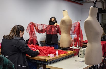 La confección del vestuario para una de las puestas en escena del Teatro Colón.