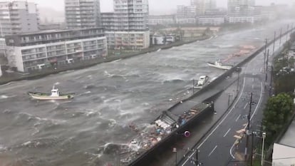 Barcos flutuam junto de escombros durante o a passagem do tufão Jebi na cidade de Nishinomiya, na região de Hyogo (Japão).