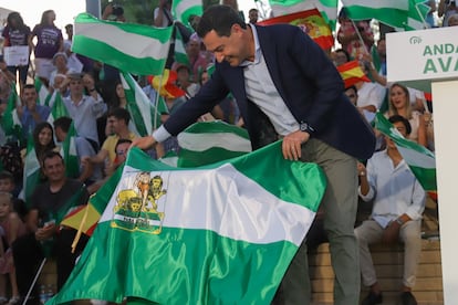 El presidente del PP de Andalucía y candidato a la Presidencia de la Junta, Juan Manuel Moreno, ha iniciado la campaña en el parque Balsa Decantación de su ciudad, Málaga. Las encuestas sonríen a Moreno, que este jueves ha pedido ayuda para una mayoría suficiente: "Tenemos unas ganas de comernos el mundo que no nos para nadie".