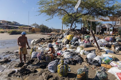 Habitantes de Lobitos hacen una barrera para proteger la comunidad del fuerte oleaje.