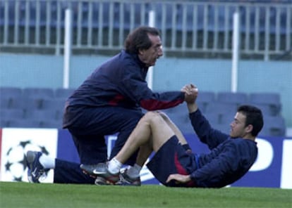 Luis Enrique, junto al preparador físico del Barça, Paco Seirul.lo, durante el entrenamiento de ayer.