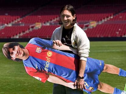 Messi, con su figura de cartón, ayer en el Camp Nou, tras su rueda de prensa.