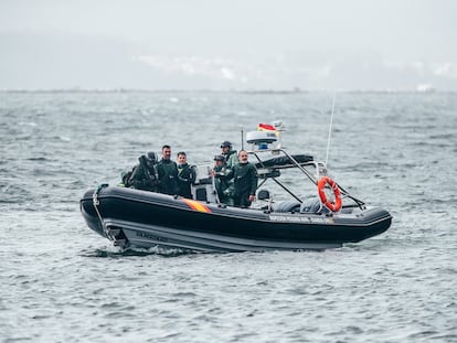 Operativo policial compuesto por Agentes de Aduanas, Policía Nacional y Guardia Civil UCO, en el puerto de Vilaxoán, en 
Vilagarcía de Arousa (Pontevedra) tras la aparición esta mañana de un narcosubmarino a la deriva en la ría de Arousa.