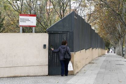 Una mujer a las puertas de la Residencia de Primera Acogida de Hortaleza, Madrid.