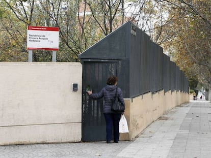 Una mujer a las puertas de la Residencia de Primera Acogida de Hortaleza, Madrid.