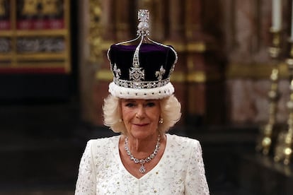 Camila ha sido coronada con la corona de la reina María de Teck. La última ceremonia de coronación de un consorte se vio en 1937, con la reina madre. No se llevó a cabo con el duque de Edimburgo en 1953, pues es una ceremonia reservada para consortes que sean mujeres.