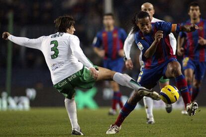 Ronaldinho recorta a Oriol antes de perfilarse para chutar en el segundo gol del Barcelona.