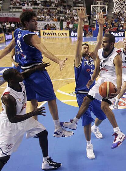 Tony Parker, en una acción del partido frente a Italia