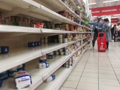 Estantes desabastecidos por el acopio de víveres en un supermercado de Madrid. 