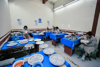 Un grupo de mujeres pintando las cerámicas.