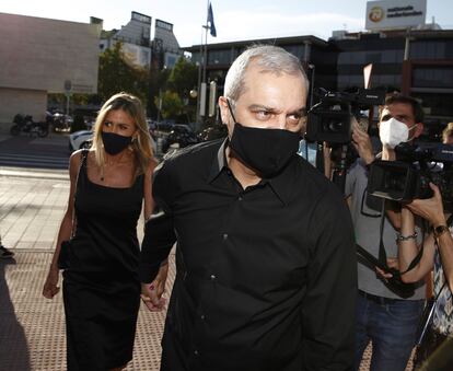 El presentador Ramón García con su esposa Patricia Cerezo en la inmediaciones de la parroquia de Nuestra Señora de la Moraleja, en Madrid. 