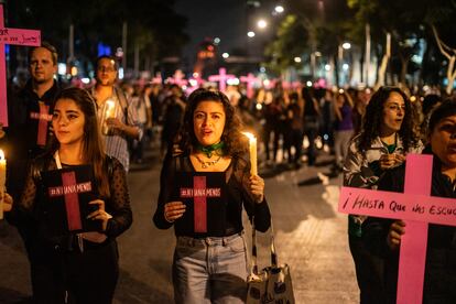 Mujeres marchan en la Ciudad de México contra la violencia machista.
