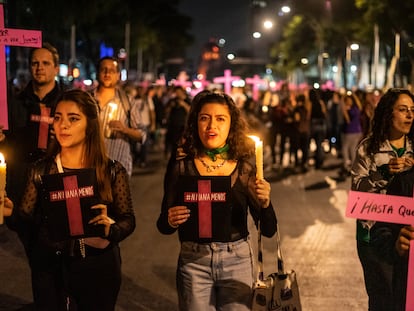 Mujeres marchan en la Ciudad de México contra la violencia machista.