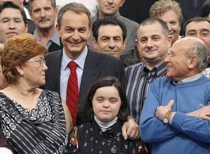 Zapatero, el lunes, con la joven Izaskun Buelta (centro) antes de <i>Tengo una pregunta para usted. </i>